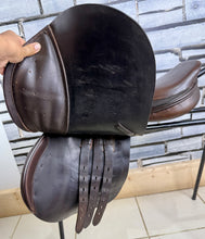Load image into Gallery viewer, 16 1/2” Medium English Close Contact Jump Saddle - Black