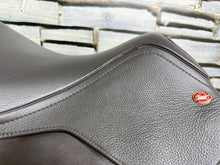 Load image into Gallery viewer, 17 1/2” MW/Changeable Gullet Kent &amp; Masters S Series Jump Saddle - Brown