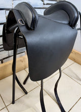 Load image into Gallery viewer, Portuguese Leather Treeless Saddle - Moveable/Changeable Panels - Wide - Black