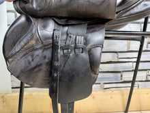 Load image into Gallery viewer, 17 1/2” Medium Albion Kontrol Forward Flap Jump Saddle - Brown