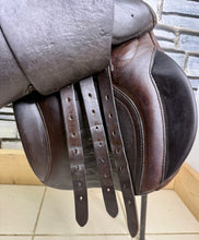 Load image into Gallery viewer, 17” Medium Farrington Burford Event Saddle - Brown