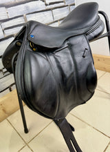 Load image into Gallery viewer, 17” MW Southern Stars Monoflap Jump Saddle - Black