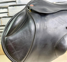 Load image into Gallery viewer, 17 1/2” W-XW Changeable Gullet Kent &amp; Masters Monoflap Jump Saddle - Black