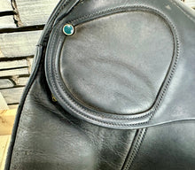 Load image into Gallery viewer, 18” Medium Stubben Scandica VSD Saddle - Black
