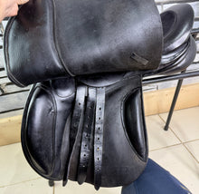 Load image into Gallery viewer, 17” MW Oakfield Saddlery GP Saddle - Black