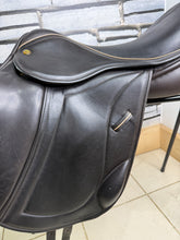 Load image into Gallery viewer, 17 1/2” MN Kruger MonoFlap Jump Saddle - Brown - High Wither - Jumping/XC - TB ROR