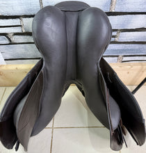 Load image into Gallery viewer, 17 1/2” MW/Changeable Gullet Kent &amp; Masters S Series Jump Saddle - Brown