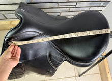 Load image into Gallery viewer, 17 1/2” MW/Changeable Gullet Thorowgood T6 GPD Saddle - Black