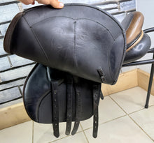 Load image into Gallery viewer, 17” XW Silhouette Dual/Double Flap Jump Saddle - Black/Brown