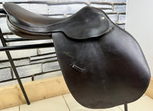 Load image into Gallery viewer, 16 1/2” Medium Nelson Pessoa Jump Saddle - Black