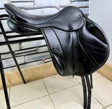 Load image into Gallery viewer, 17 1/2” MW Silhouette MonoFlap Jump Saddle - Black