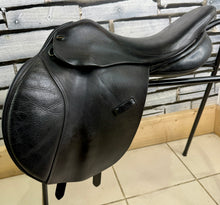 Load image into Gallery viewer, 16 1/2 - 17” MN Bespoke Classic Jump Saddle - Black -High Wither- TB/ROR - Big Blocks