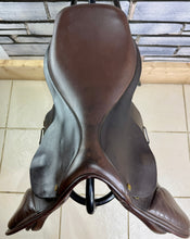 Load image into Gallery viewer, 16 1/2” Medium English Close Contact Jump Saddle - Black