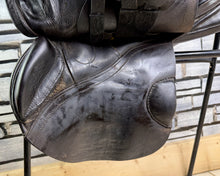 Load image into Gallery viewer, 17 1/2” Medium Albion Kontrol Forward Flap Jump Saddle - Brown