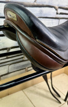 Load image into Gallery viewer, 17” Medium-MW Black Country Vinici MonoFlap Jump Saddle -Brown/Black- Jumping/XC