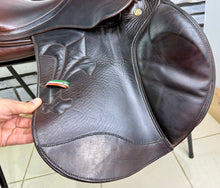 Load image into Gallery viewer, 17” Medium Prestige Arezzo Jump Saddle - Brown