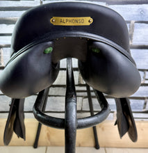Load image into Gallery viewer, 17 1/2” MW Devoucoux Socca Jump Saddle - Black