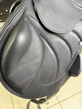 Load image into Gallery viewer, 16 1/2” MW Antares Connexion Monoflap Pony Jump Saddle - Black - Medium Wide