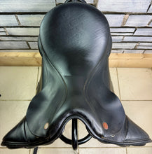 Load image into Gallery viewer, 17 1/2” Wide-XW/Changeable Gullet Kent &amp; Masters Dressage Saddle - Black