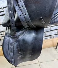 Load image into Gallery viewer, 17” XXW Hoop Tree Manor Cob GP Saddle - Black - Extra Wide - 4 Straps