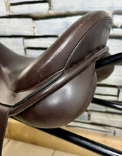 Load image into Gallery viewer, 17” Wide Crown/Ideal 1350 GP Saddle - Brown - Big Blocks - English Leather