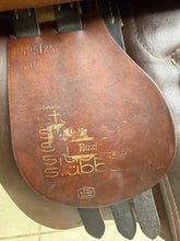 Load image into Gallery viewer, 17 1/2” 30.5/MW Stubben Parzival WH Saddle -Brown- Show Hack/ROR