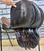 Load image into Gallery viewer, 17 1/2” Medium Black Country Wexford Jump Saddle - Brown