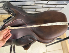 Load image into Gallery viewer, 16 1/2” MW Childeric CFSC Monoflap Jump Saddle - Brown