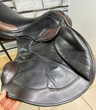 Load image into Gallery viewer, 17” XW Silhouette Dual/Double Flap Jump Saddle - Black/Brown