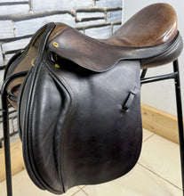 Load image into Gallery viewer, 17 1/2” Medium Black Country Wexford Jump Saddle - Brown