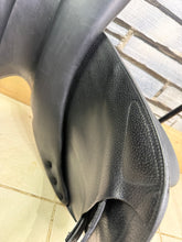 Load image into Gallery viewer, 17” +4 (XW) Equipe Monoflap Jump Saddle - Black -2018- Immaculate-Patent Trim