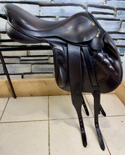 Load image into Gallery viewer, 17” MW Black Country Vinici Monoflap Jump Saddle - Brown - Flocked Close Contact