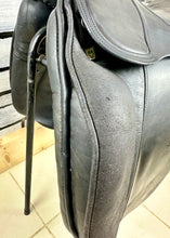 Load image into Gallery viewer, 18” Medium Stubben Scandica VSD Saddle - Black