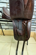 Load image into Gallery viewer, 17 1/2” Wide Barnsby USDF Dressage Saddle - Brown