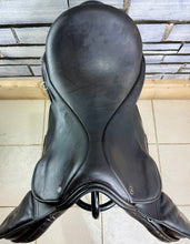 Load image into Gallery viewer, 18” Wide Jeffries Falcon Hawk Event Saddle - Black