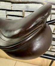 Load image into Gallery viewer, 17 1/2” Medium Albion K2 Jump Saddle - Brown