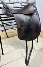 Load image into Gallery viewer, 17” Narrow Albion K2 Dressage Saddle - Brown