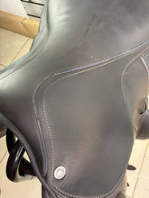 Load image into Gallery viewer, 17 1/2” MW Devoucoux Chiberta O Jump Saddle - Brown