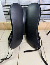 Load image into Gallery viewer, 17” Wide Free &amp; Easy Endurance/Floating Panel Saddle - Black