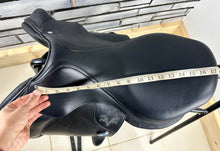 Load image into Gallery viewer, 17 1/2” MW Voltaire Lexington Monoflap Jump Saddle - Black