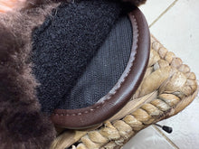 Load image into Gallery viewer, S/H 24”/60cm Kentucky Horsewear Sheepskin Anatomic Short Girth