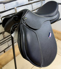 Load image into Gallery viewer, 15” - 15 1/2” MW Whitaker Junior Pro Jump Saddle - Black - Full Leather - Heat Adjustable