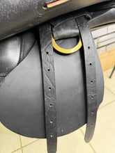 Load image into Gallery viewer, 18” J&amp;M Suede Top English Polo Saddle - Black