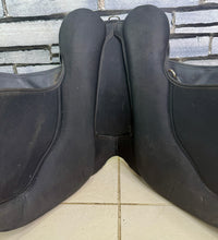 Load image into Gallery viewer, 17 1/2” Wide Thorowgood Griffin Cob GP Saddle - Black