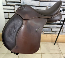 Load image into Gallery viewer, 17” XW/Changeable Gullet Wintec 500 VSD GP Saddle - Brown - Cair - Extra Wide