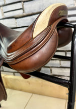 Load image into Gallery viewer, 17” Medium Prestige Arezzo Jump Saddle - Brown