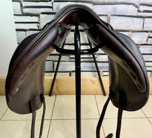 Load image into Gallery viewer, 17” +1 (MW) Equipe Synergy Monoflap Jump Saddle - Brown -2018
