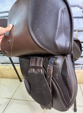 Load image into Gallery viewer, 17” MW/Wide Whitaker Madrid Jump Saddle - Brown
