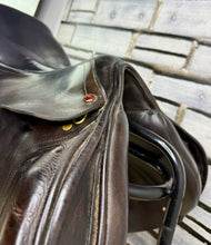 Load image into Gallery viewer, 17 1/2” Medium Albion Kontrol Forward Flap Jump Saddle - Brown