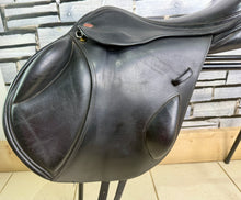 Load image into Gallery viewer, 17 1/2” W-XW Changeable Gullet Kent &amp; Masters Monoflap Jump Saddle - Black